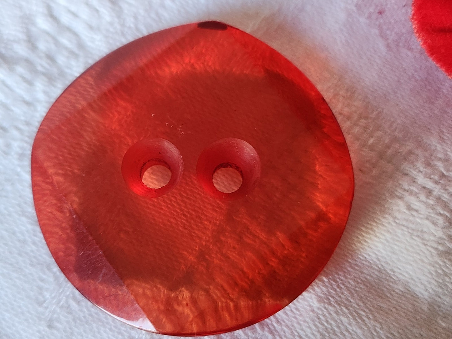 Gros bouton vintage rouge transparent épais superbe 4 cm trous ref  4913 **