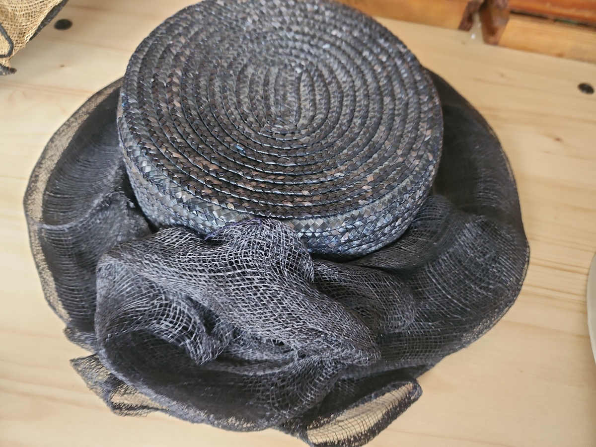 Lot 12 chapeaux de cérémonies année 1990/2000 voir description annonce