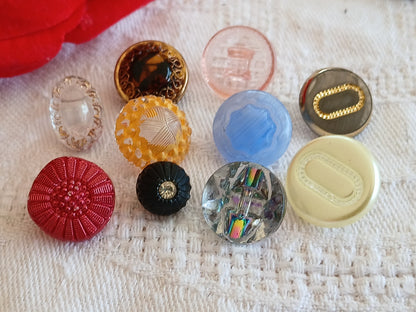 Lot 10 boutons anciens en verre multicolore  panaché 0,8  à 1,5 cm ref 6466