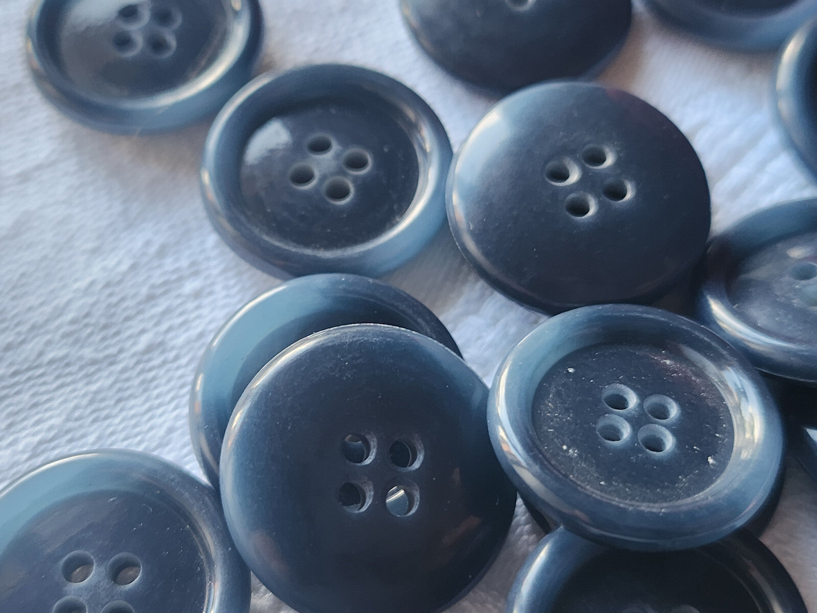 Lot 20 boutons vintage bleu moucheté 2 cm a trous ref 2469