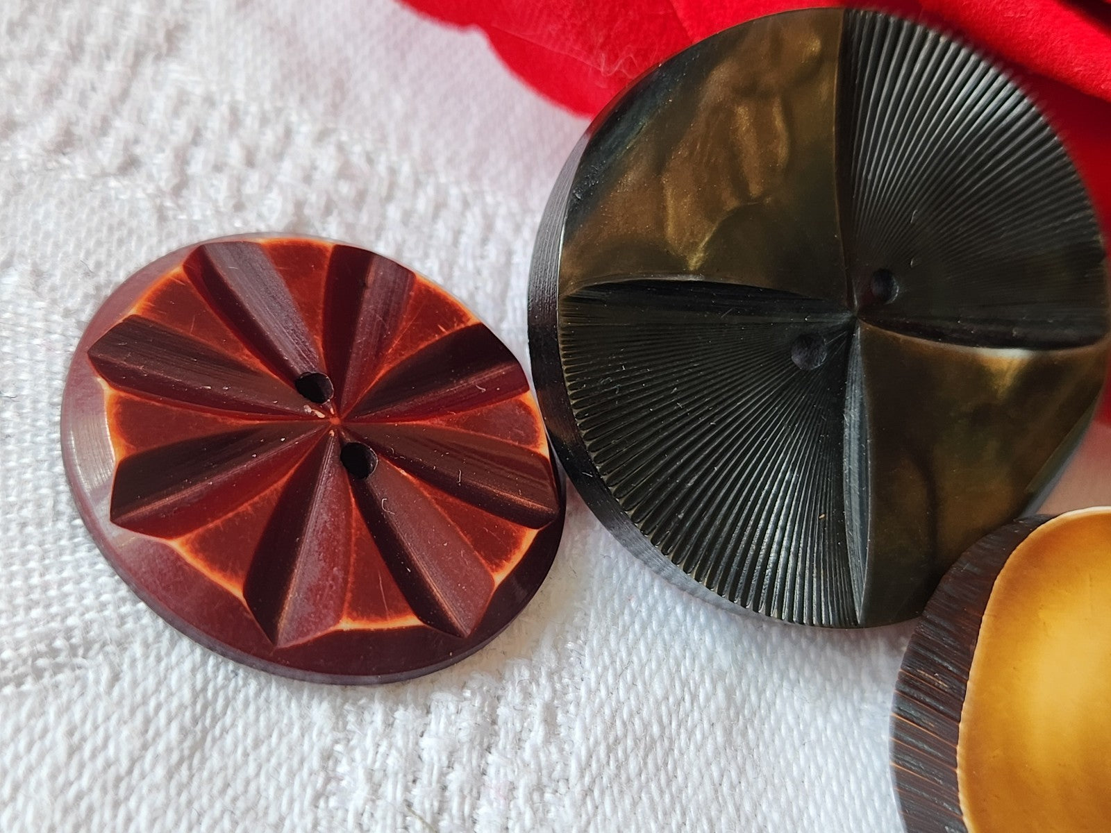 Trio boutons anciens/ vintage teinte estompée 2,5 à 3,4 cm ref 1259