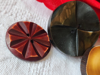 Trio boutons anciens/ vintage teinte estompée 2,5 à 3,4 cm ref 1259