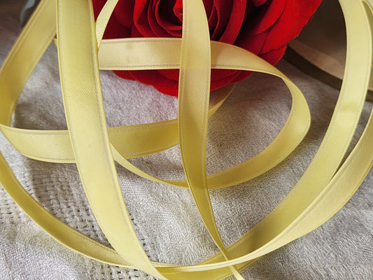 Ruban fin ancien nylon jaune  épais 10 mètres sur 1 cm modiste mercerie B5 n°21