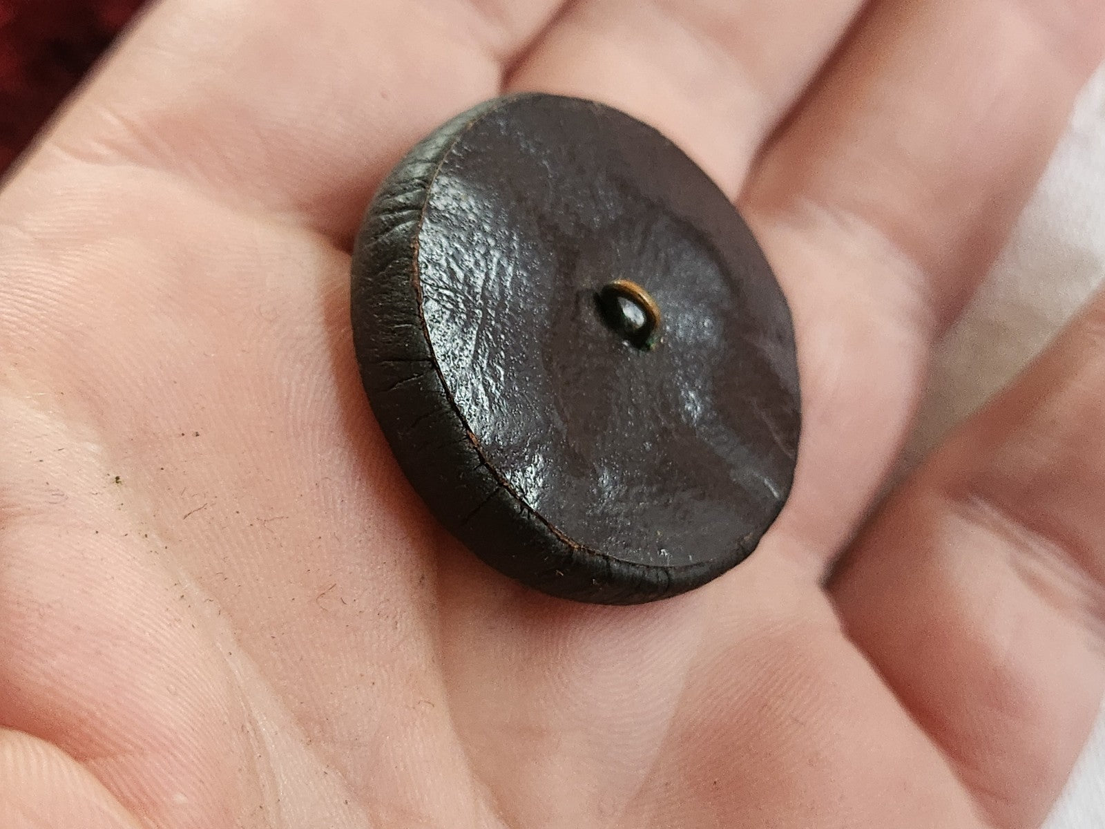 Ancien gros bouton en cuir marron  collection pied 3,1  cm G8R