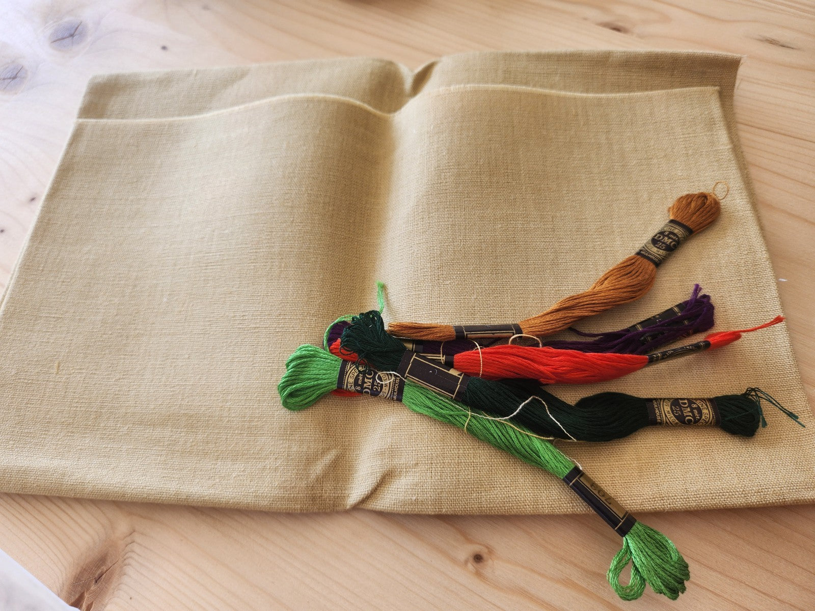 Coupon de toile avec 5 échevettes ouvrage de dame pour broderie B7