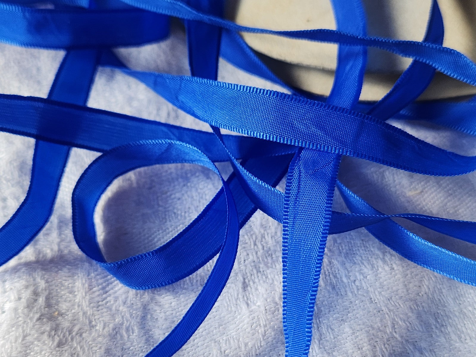 Ruban fin ancien nylon bleu 10 mètres sur 0,7 cm modiste mercerie B5 n°27