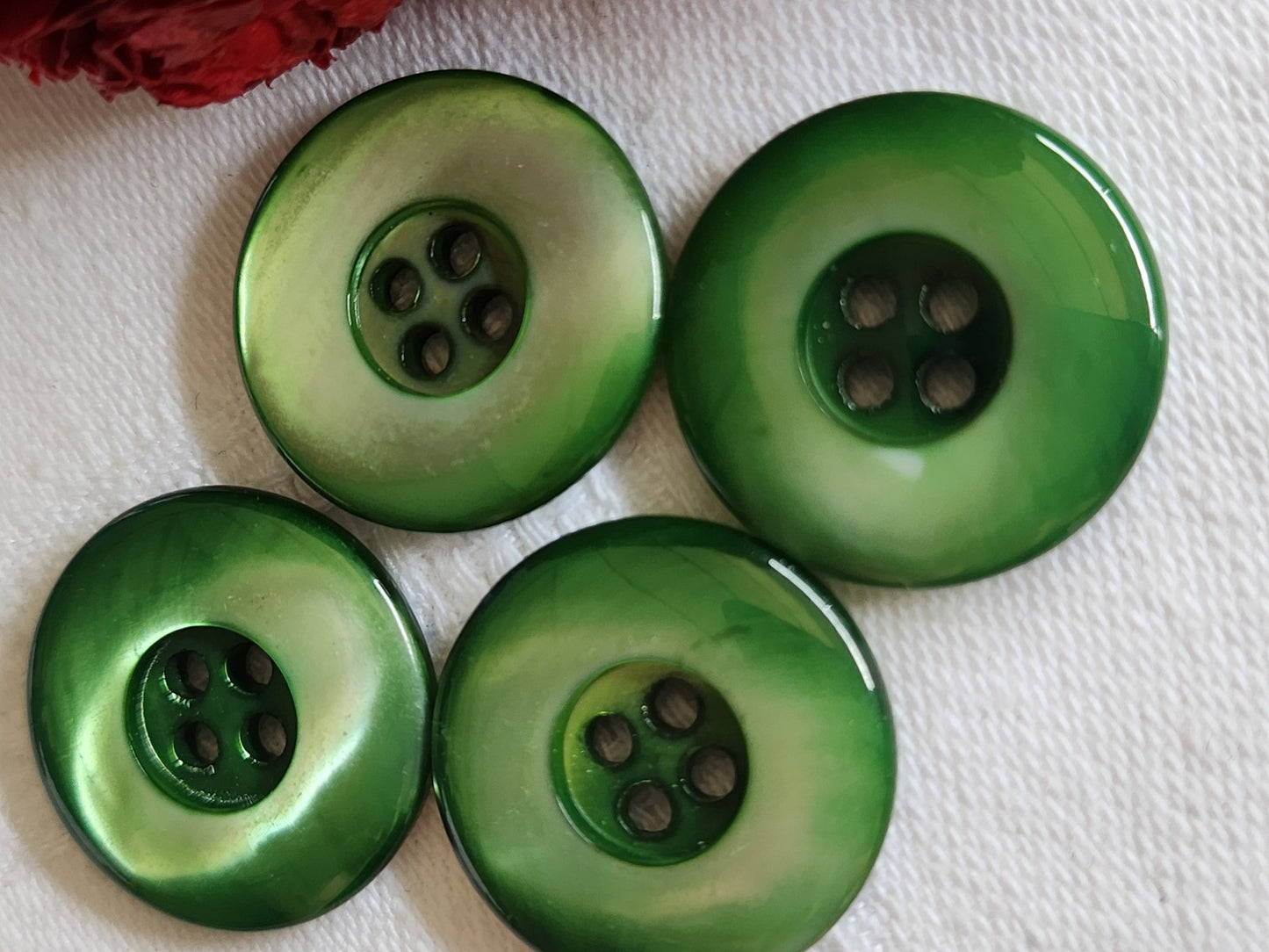 Lot  4 boutons anciens en nacre vert  2,2 cm trous ref  1252