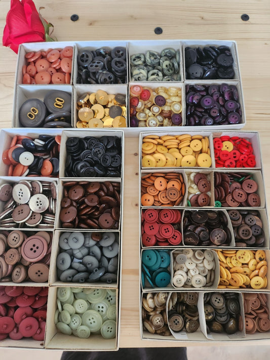 Gros lot boutons vintage dans boite environ 3 kilos voir photos n°4