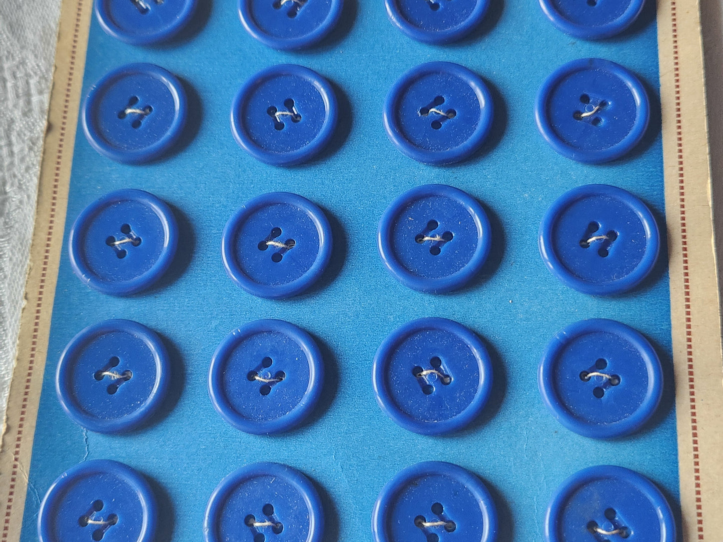 Plaque lot de 24 boutons vintage bleu 2 cm trous