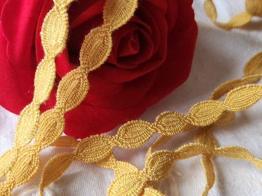 Dentelle galon vintage  jaune coton 3 métres sur 1 cm A2