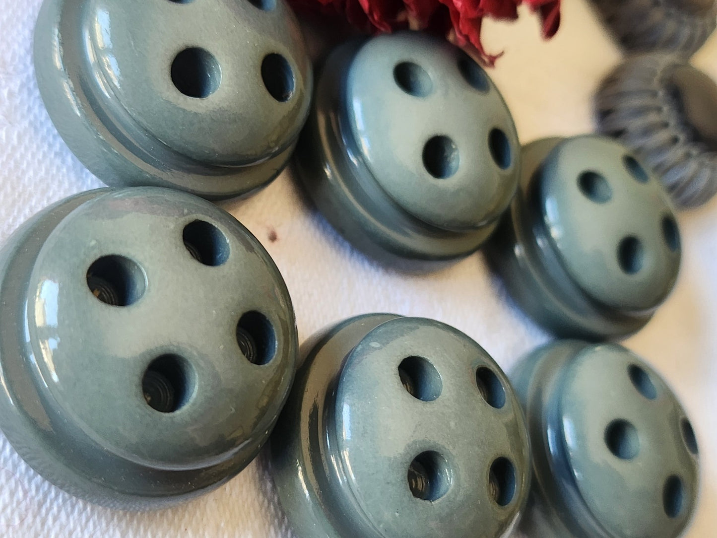 Lot 6 gros boutons vintage gris pied haut travaillé 2,6 cm ref 5002
