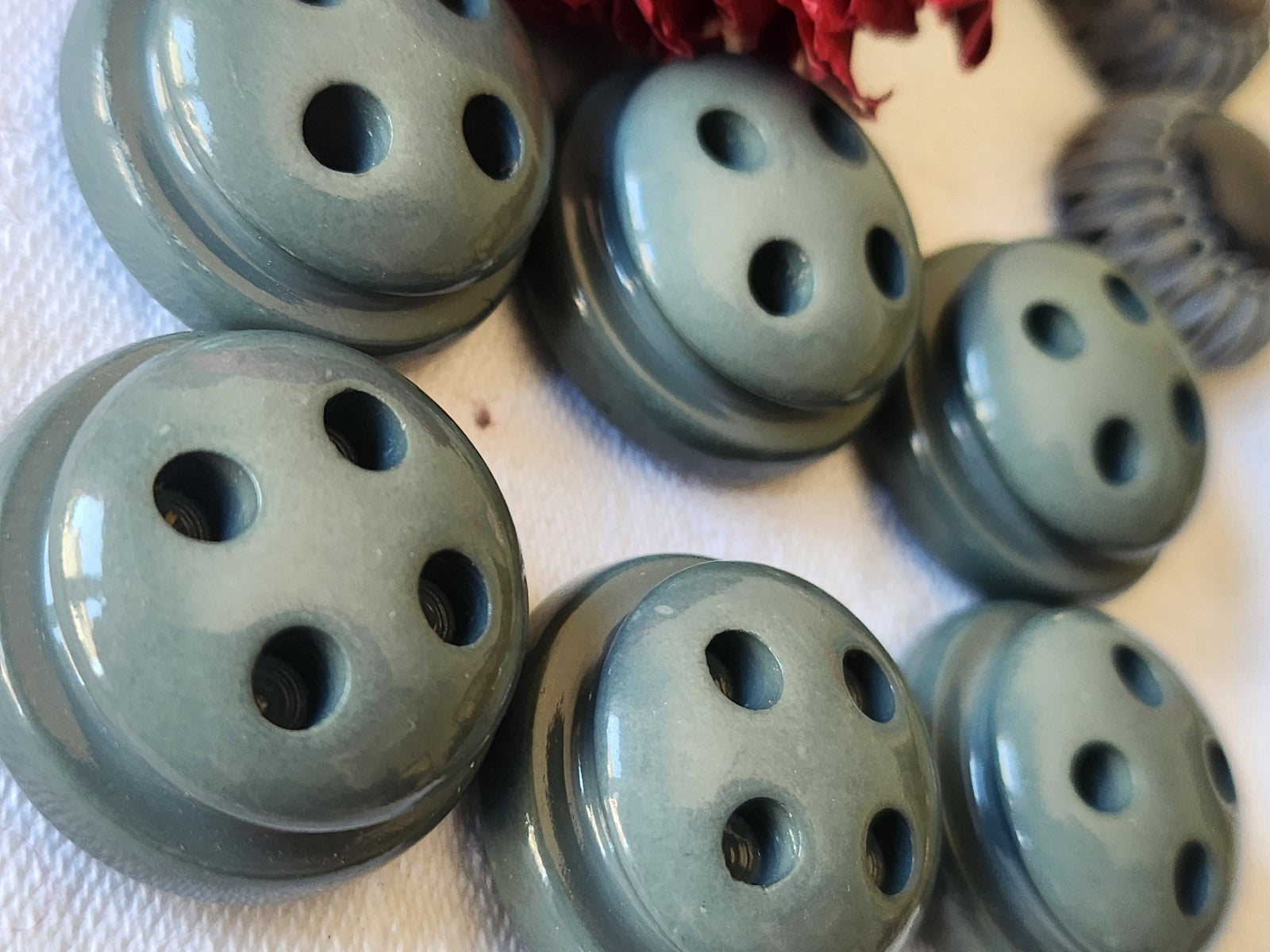 Lot 6 gros boutons vintage gris pied haut travaillé 2,6 cm ref 5002