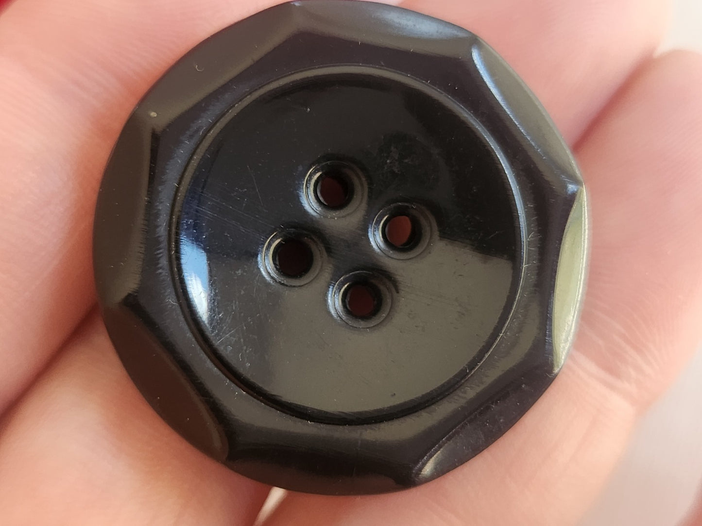 Gros bouton ancien celluloïd noir  trous travaillé 3,3 cm collection G3S