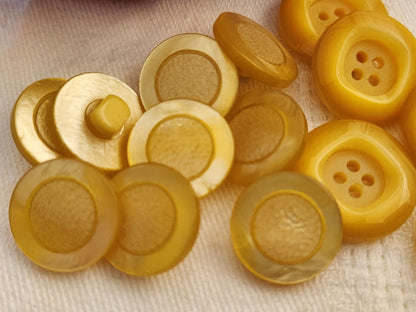 Lot 15 boutons vintage jaune 2 series 1,4 cm et 1,8 cm ref 279