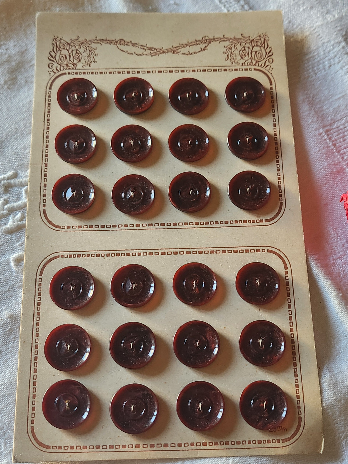 Belle plaque 24 boutons anciens marron lie de vin  2 trous  diamètre 1,7  cm T18