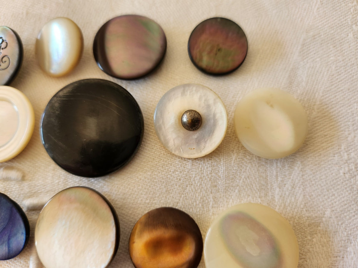 Lot de 28 boutons anciens en nacre à pied 1,3 à 2,7 cm T8