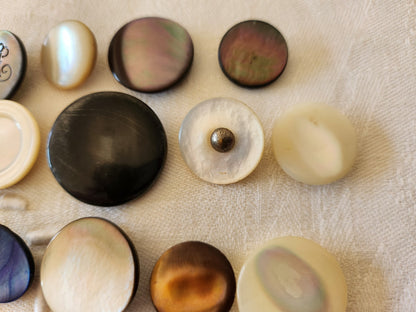 Lot de 28 boutons anciens en nacre à pied 1,3 à 2,7 cm T8