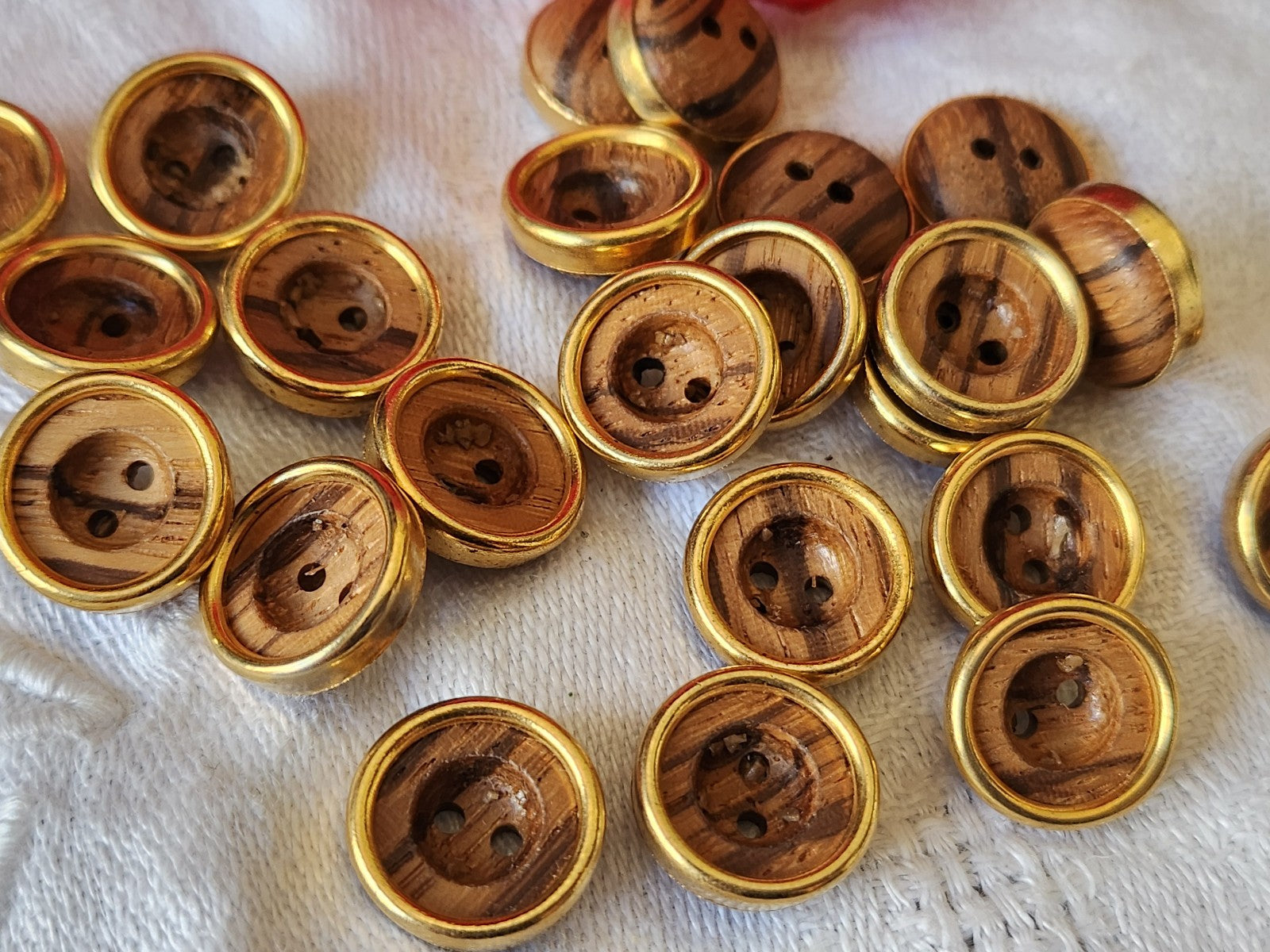 Lot 24 boutons anciens en Bois cercle metal vintage trous petits 1,3 cm ref 699