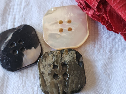 Trio gros boutons anciens en nacre carré  à trous 2,3 cm G15I