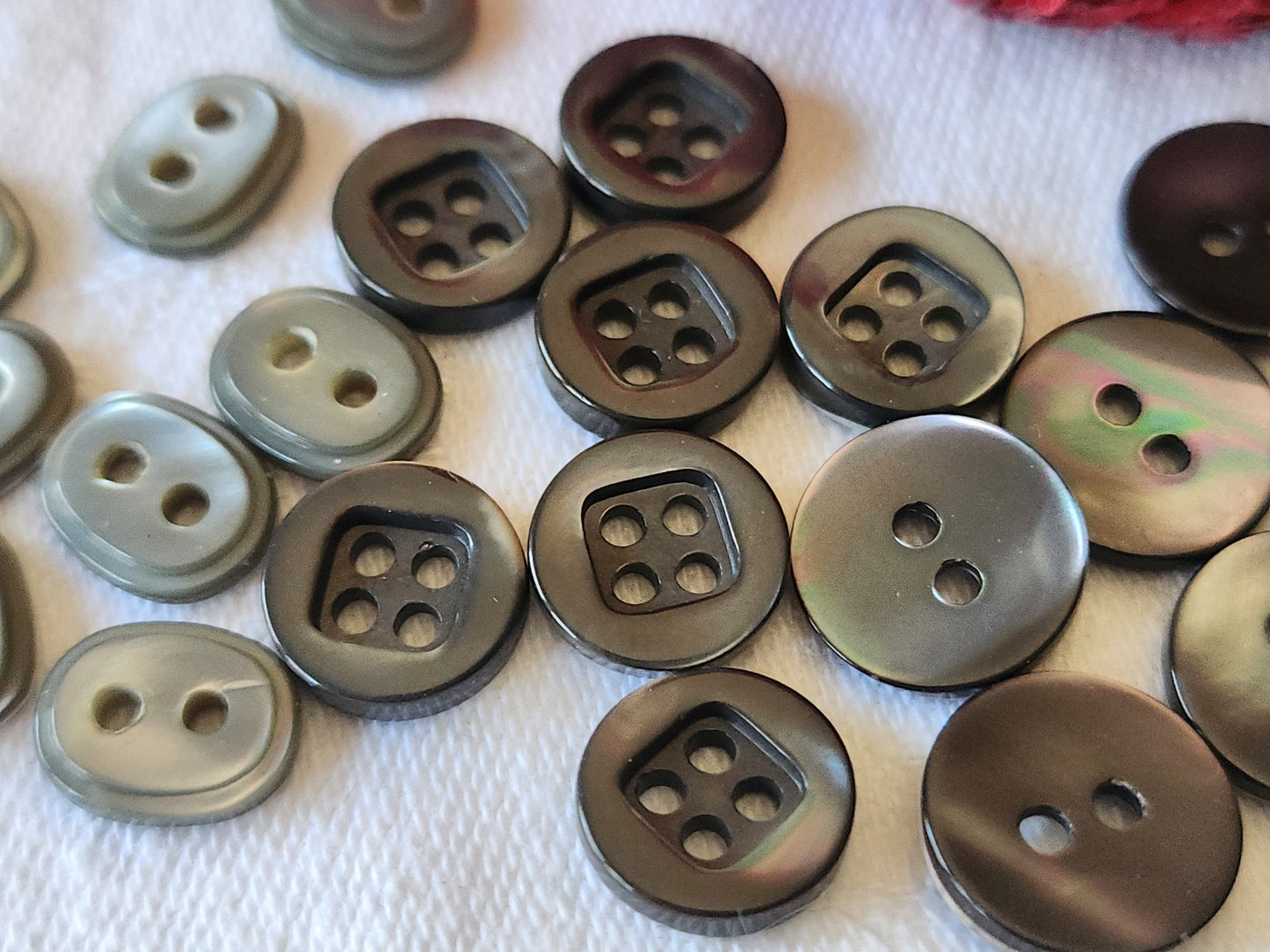 Lot 21 boutons anciens en nacre gris 3 series 1,1 et 1,2 cm ref 4870