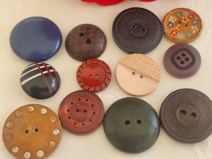 Panaché lot 12  boutons anciens en bois vintage trous 1,7 à 2,7 cm ref 6253