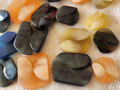 Lot 18 boutons vintage panaché mm modèle 1,4 sur 1 ,7 à  2 sur 2,7 cm  ref 6424