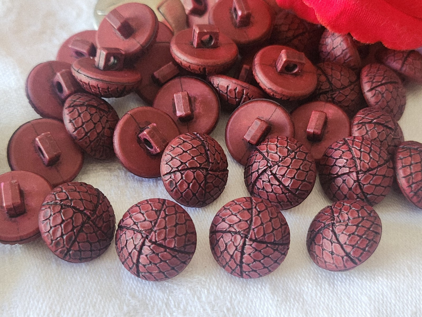 Lot 12 boutons lie de vin effet resille reptile pied rouge  1,4 cm ref 6139 **