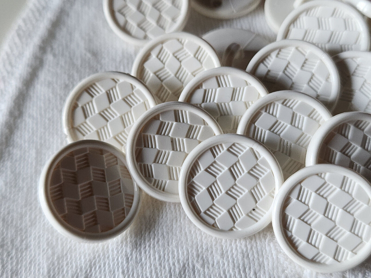 Lot 22 boutons vintage blanc damas  à pied finitions moyennes 1,8 cm ref 3342