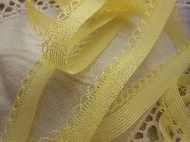 Dentelle ancienne vintage délicate jaune clair légère 10 mètres sur 1,5 cm A3