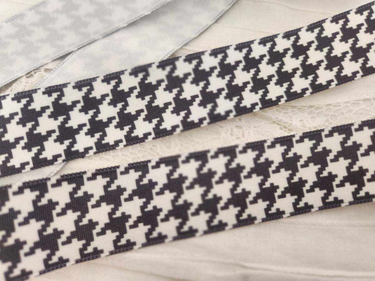 Ancien ruban satin blanc motif  noir noir 5 mètres 40 sur 2,5 cm vintage T8