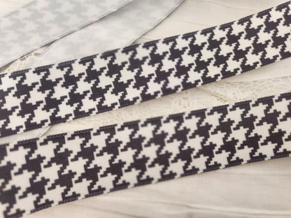 Ancien ruban satin blanc motif  noir noir 5 mètres 40 sur 2,5 cm vintage T8