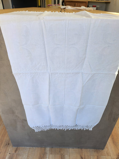 Ancien cache torchon ou serviette frangée blanc damassée B6