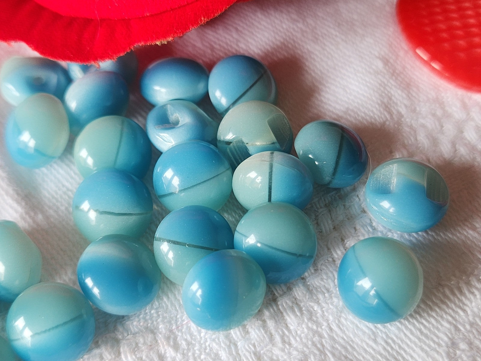 Lot 25 mini boutons vintage petits bleu 1 cm pied bombé ref 3559