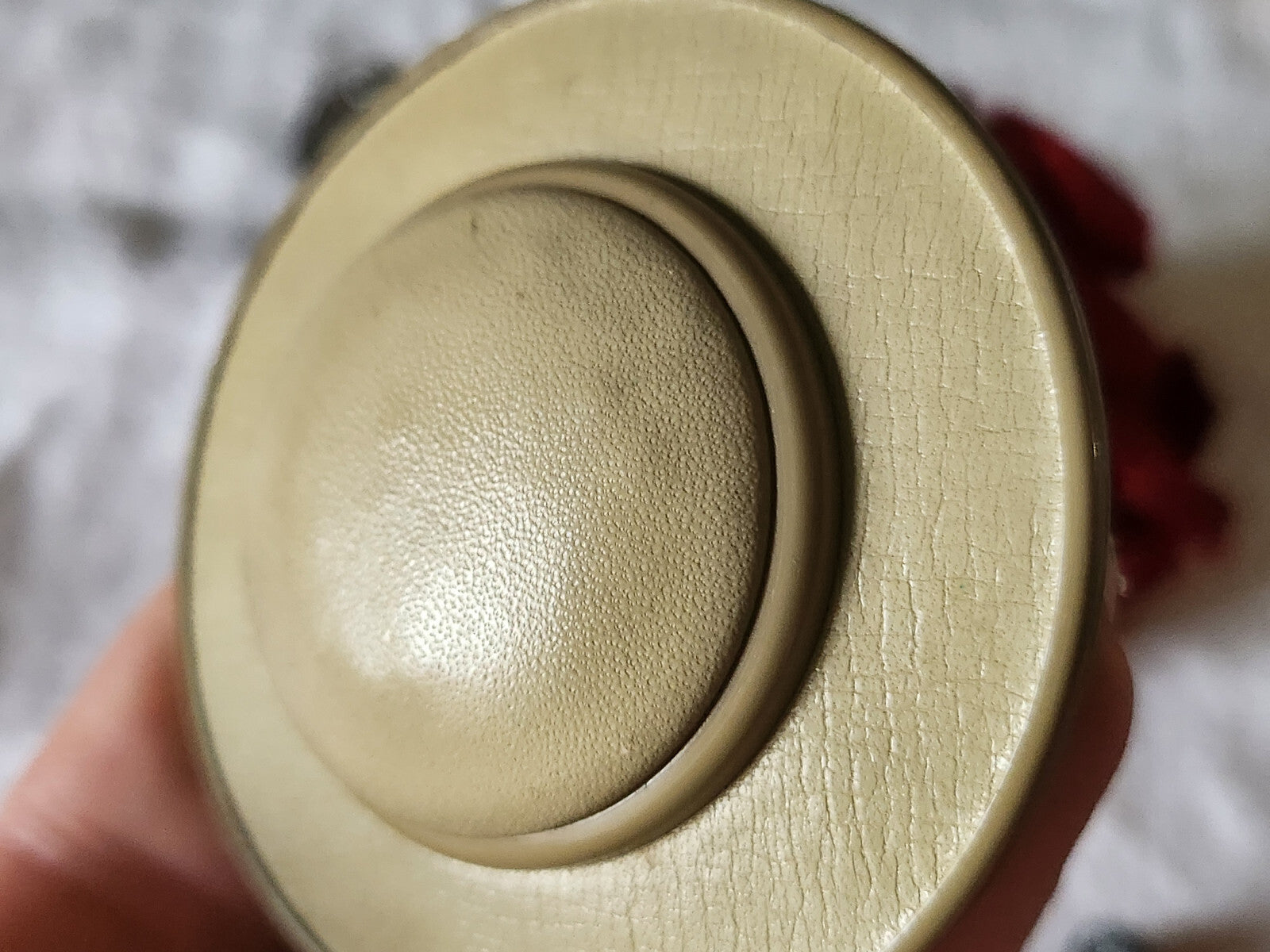Enorme bouton ancien en cuir forme chapeau beige 6 cm ou 60 mm T7