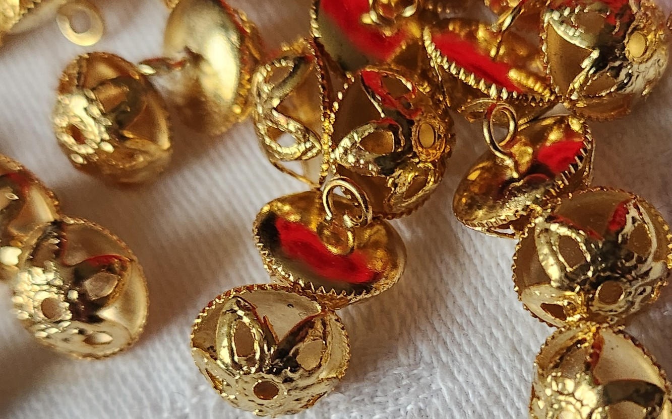 Lot 12 boutons vintage en metal dentelle hyper leger grelot 1 cm ref 3953