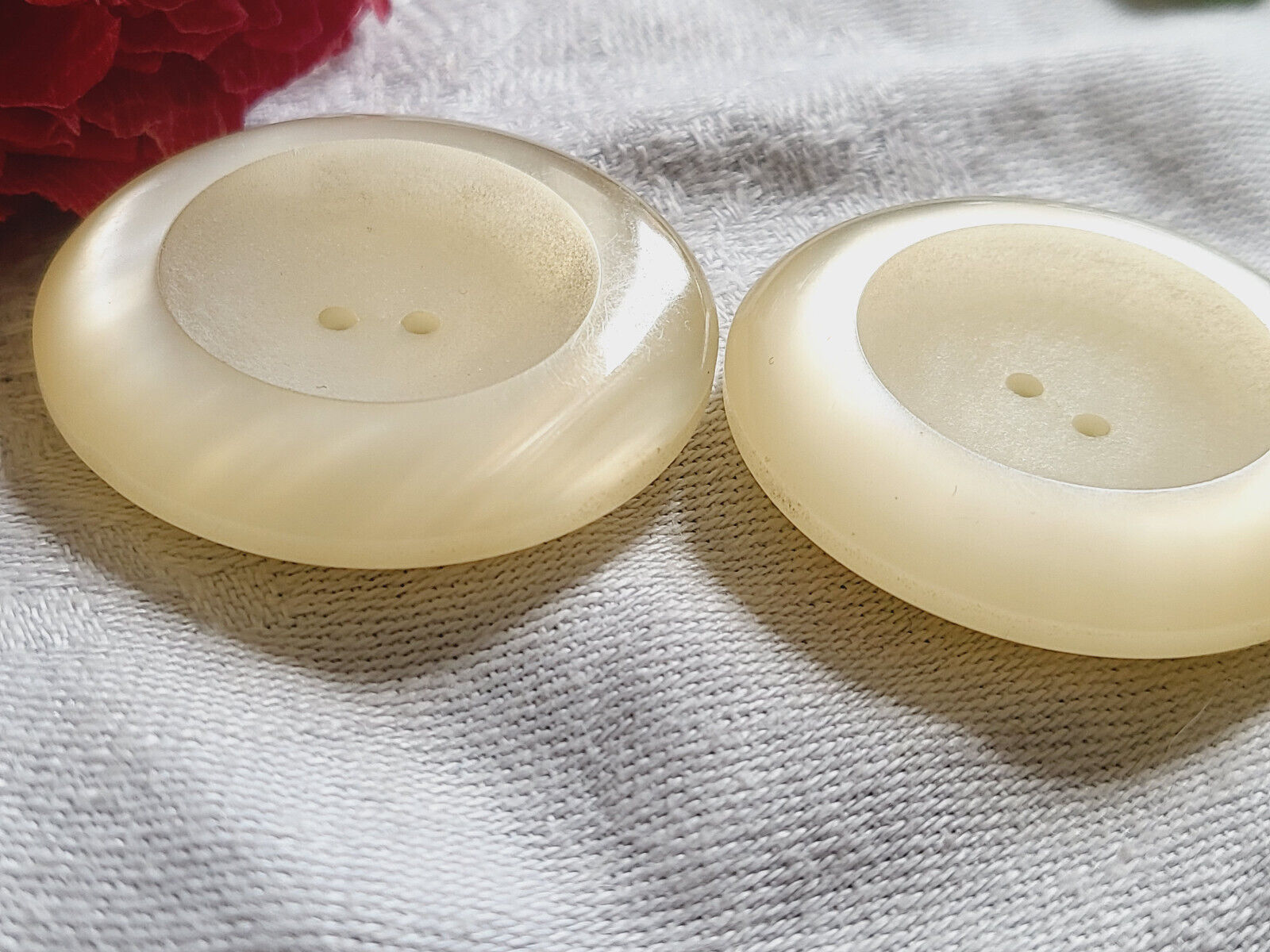 Duo gros boutons vintage pourtour lumineux blanc épais  3,6 cm ref 3006