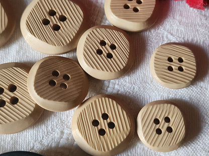 Lot 9 boutons vintage strié beige panaché  1,8 à 2,6 cm ref 1598