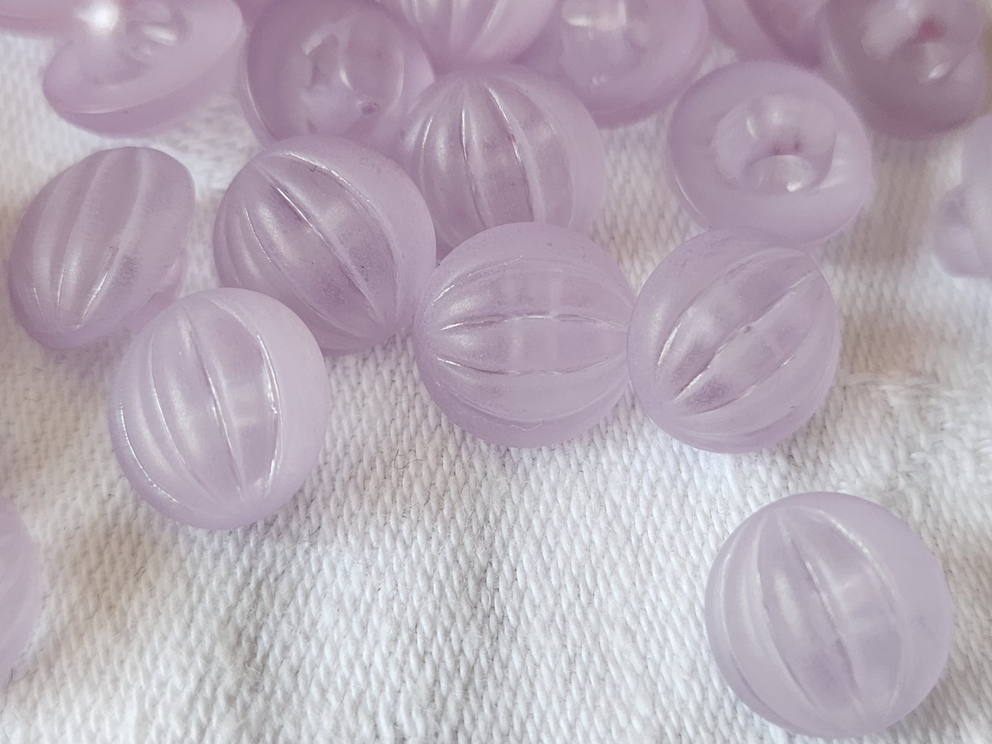 Lot 23 boutons vintage violet lilas bord mat bombé pied 1,1 cm ref 1280