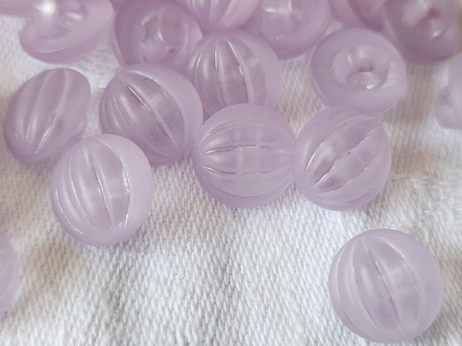 Lot 23 boutons vintage violet lilas bord mat bombé pied 1,1 cm ref 1280