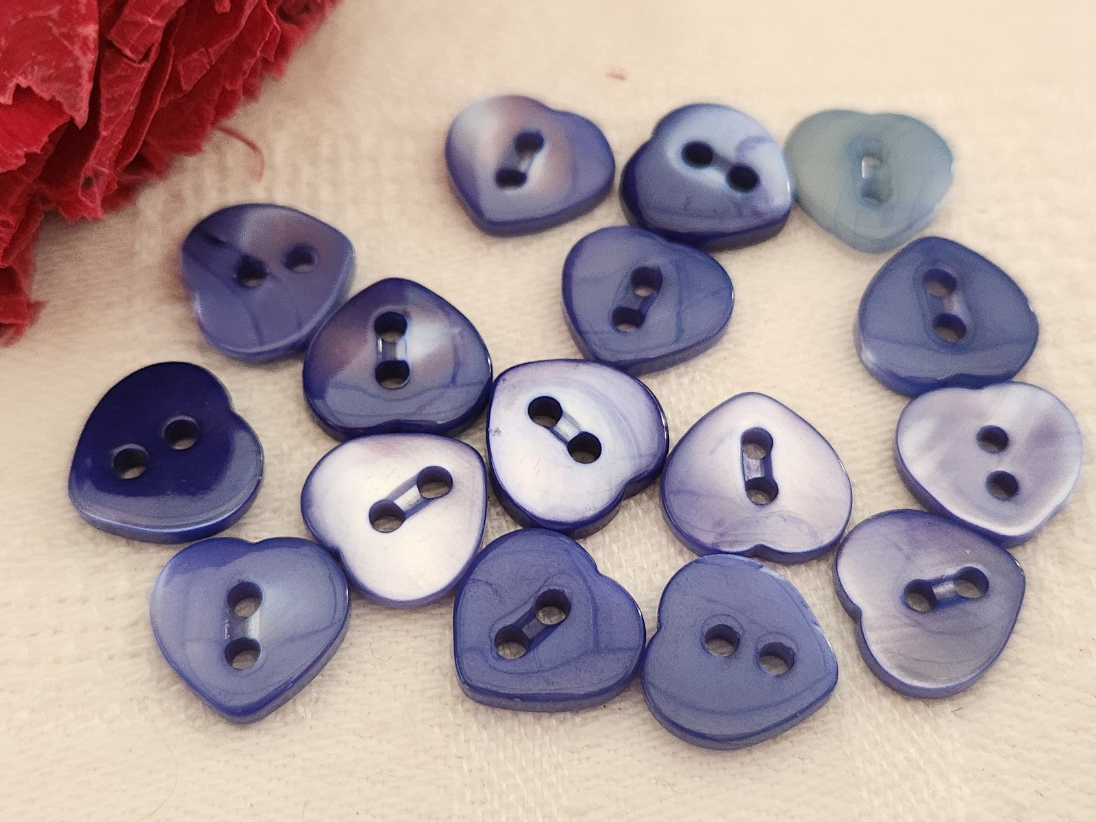 lot 16 boutons anciens en nacre bleu forme de coeur panaché 1,1 cm ref 5939