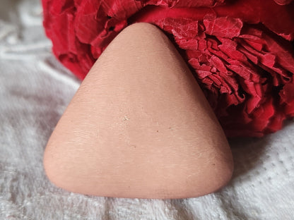 Gros bouton vintage rose forme triangle  4 cm pied D19P