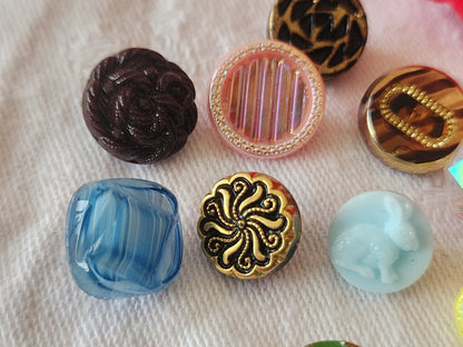 Lot 10 boutons anciens en verre multicolore  panaché 1,1  à 1,4 cm ref 6388