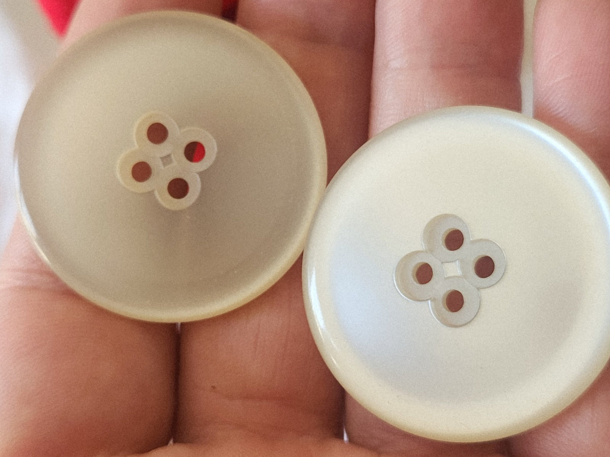 Duo gros boutons vintage crème lumineux trous 3,6 cm ref 6127
