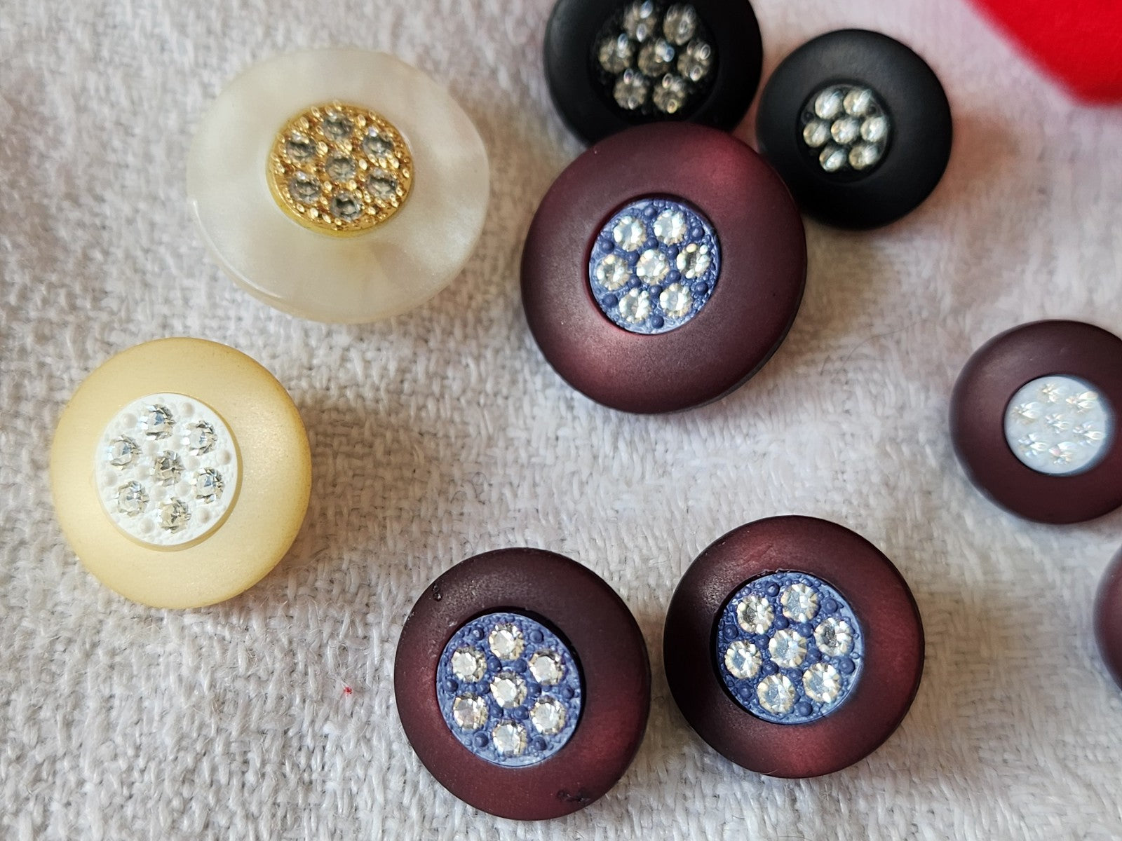 Lot 15 boutons vintage panaché coeur en strass 1,1 à 1,5 cm ref 410