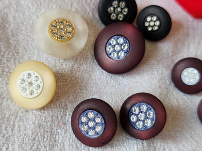 Lot 15 boutons vintage panaché coeur en strass 1,1 à 1,5 cm ref 410