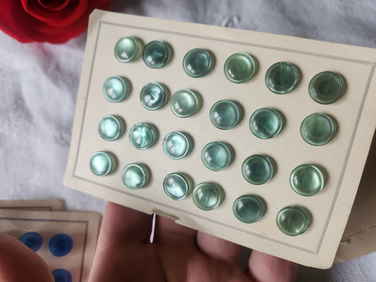 petite plaque de 24 boutons vintage vert pied 1, 1 cm