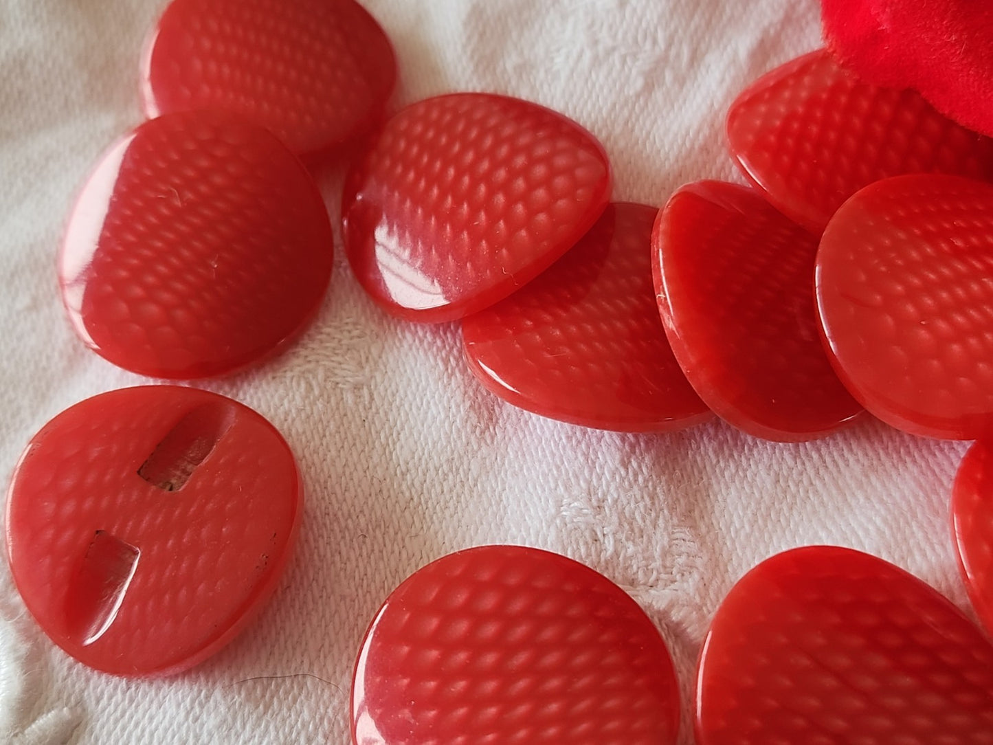 Lot 5 boutons vintage motif rouge courbé pied 2,2 cm ref 3962