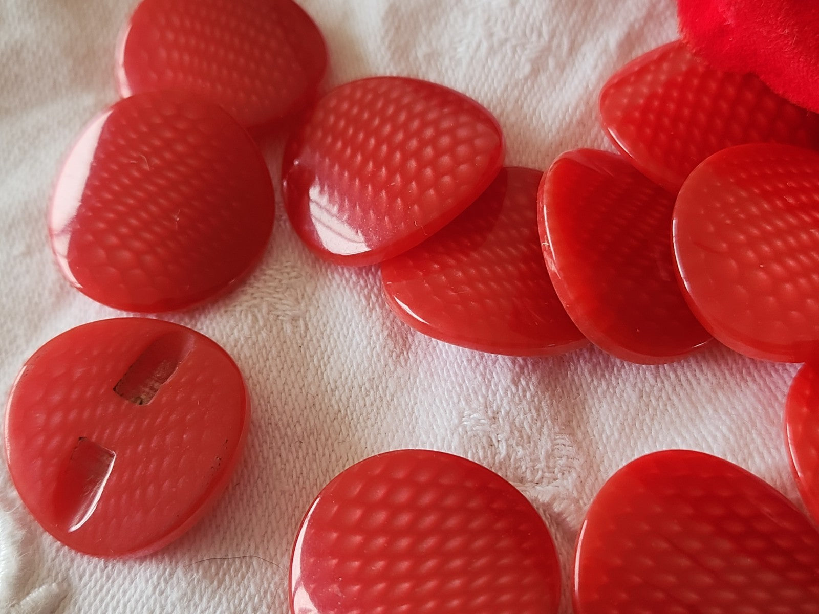 Lot 5 boutons vintage motif rouge courbé pied 2,2 cm ref 3962