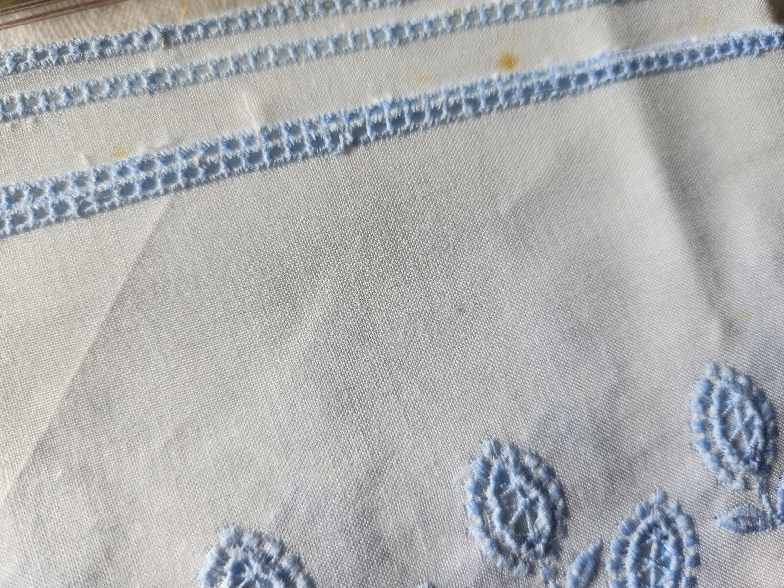 bordure galon feston bleu broderie au mètre sur 8,5 cm B6
