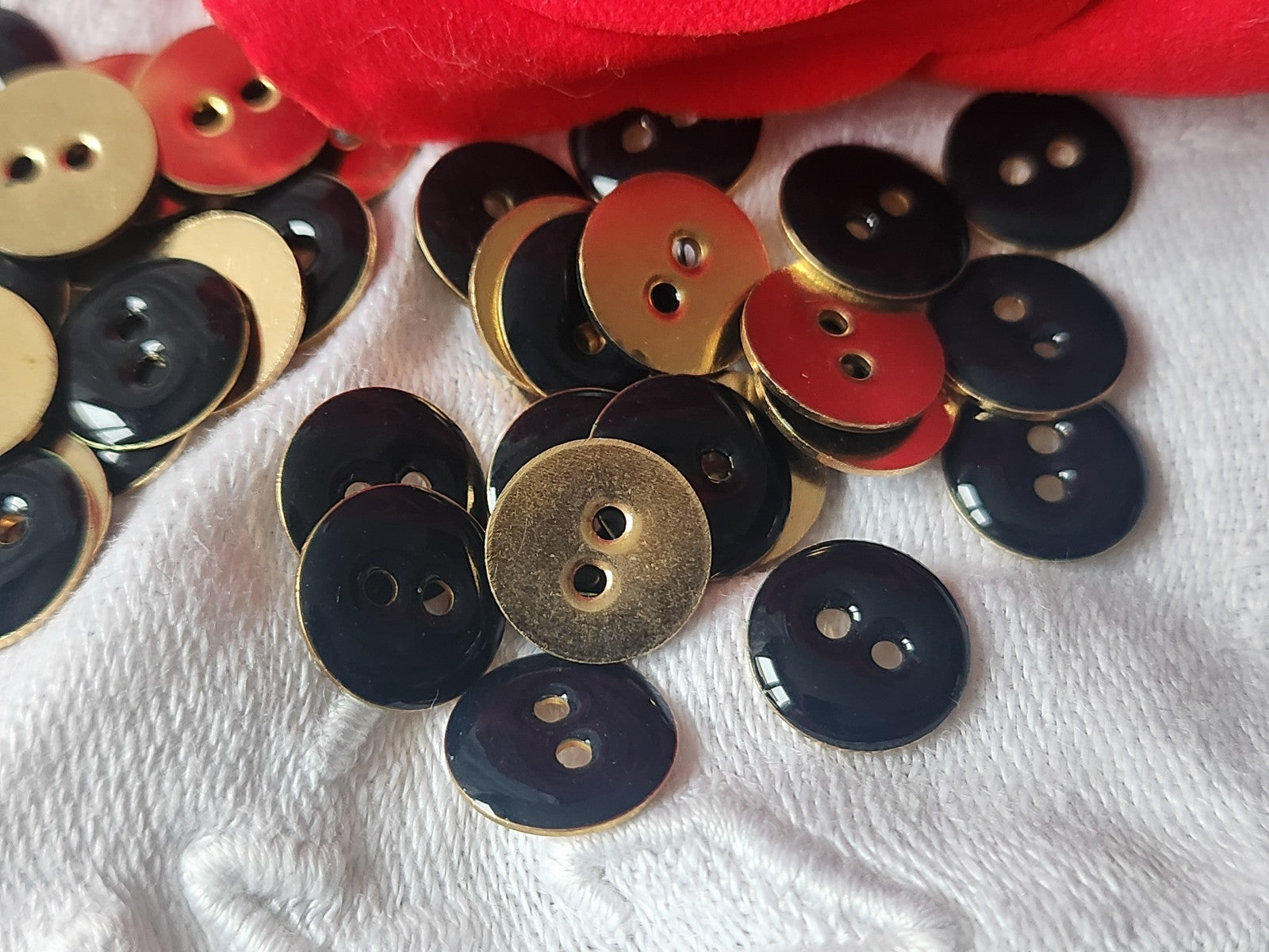 Lot 18 boutons vintage en métal doré et bleu quasi noir à trous 1,1 cm ref 3117